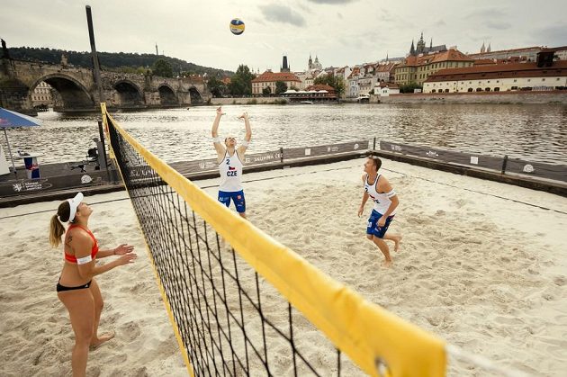 Plážový volejbal na Vltavě? Češí olympionici exhibicí na netradičním místě odstartovali pražský turnaj.