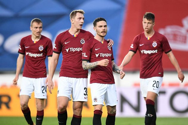 Fotbalisté Sparty se radují z branky v utkání 31. kola Fortuna ligy proti Baníku Ostrava.