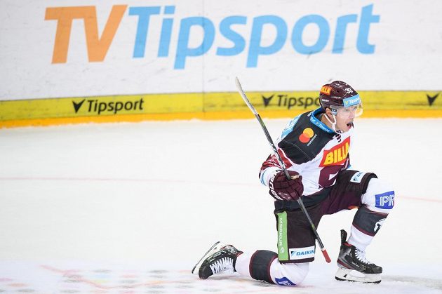 Jan Košťálek ze Sparty oslavuje gól na 4:3 během utkání s Plzní v 1. kole Tipsport extraligy.