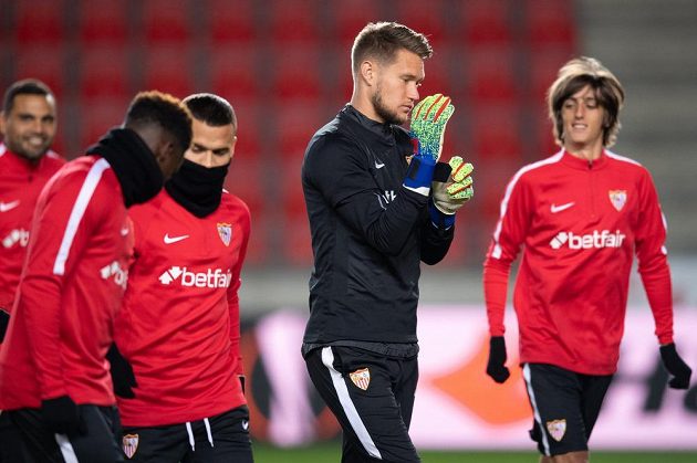 Český brankář Sevilly Tomáš Vaclík byl během tréninku před utkáním osmifinále Evropské ligy se Slavií Praha v centru pozornosti.