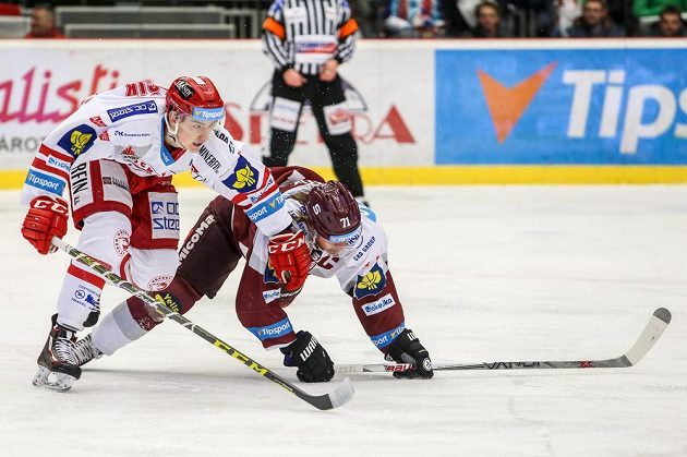 Třinecký útočník Michal Kovařčík (vlevo) v souboji se sparťanským forvardem Tomášem Netíkem v utkání 49. kola hokejové Tipsport extraligy.