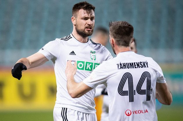 Fotbalisté Karviné Tomáš Wágner (vlevo) a Timotej Záhumnský oslavují gól na 1:2 během utkání 25. kola Fortuna ligy na Dukle.