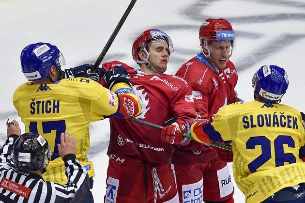 V potyčce (zleva) David Štich z Českých Budějovic, Miloš Roman z Třince, David Kofroň z Třince a Ondřej Slováček z Českých Budějovic.