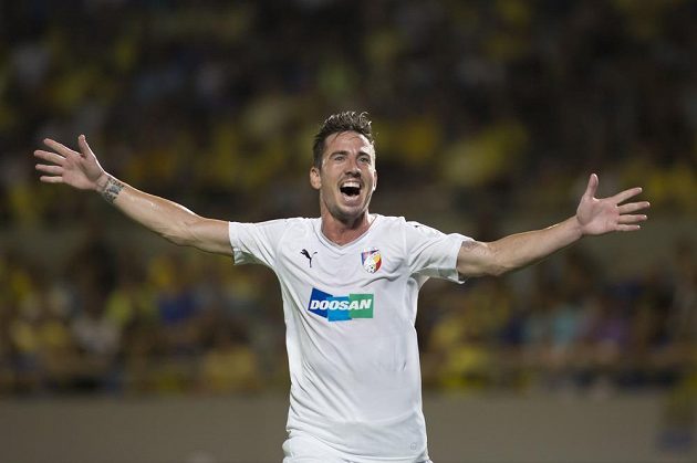 Záložník Viktorie Milan Petržela se raduje z gólu na hřišti Maccabi Tel Aviv ve 3. předkole Ligy mistrů.