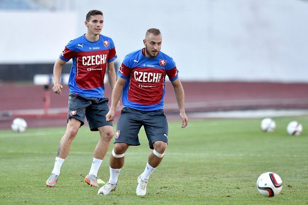 Záložníci Jiří Skalák (vpravo) a David Pavelka během tréninku české fotbalové reprezentace.