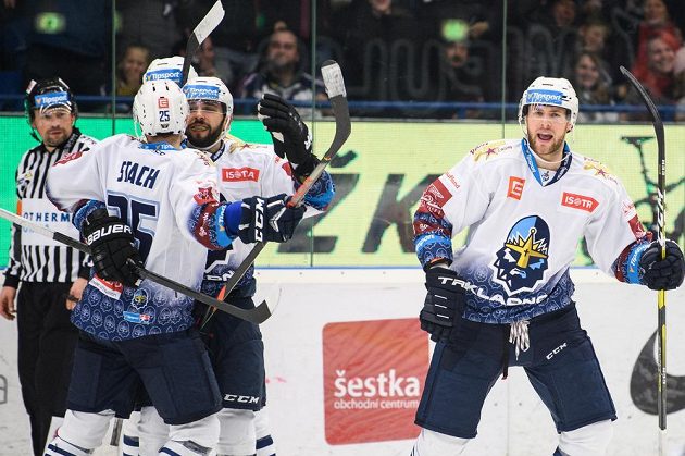 Brady Austin z Kladna (vpravo) oslavuje se spoluhráči vítězný gól v duelu s Pardubicemi.