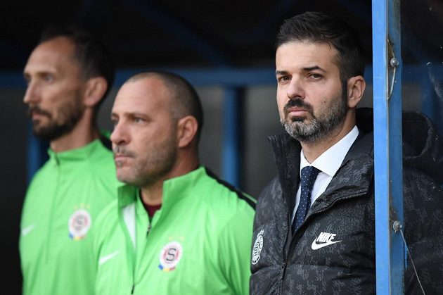 Trenér fotbalové Sparty Andrea Stramaccioni s členy svého týmu během pohárového utkání ve Znojmě.
