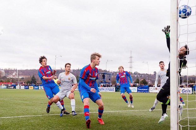 Stoper Plzně U19 Václav Míka (úplně vlevo) střílí druhý gól Západočechů proti AS Řím.