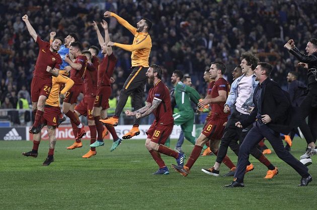 Postupová radost v podání fotbalistů AS Řím, zvítězili nad Barcelonou 3:0 a poslali Messiho a spol. ze hry v Lize mistrů.