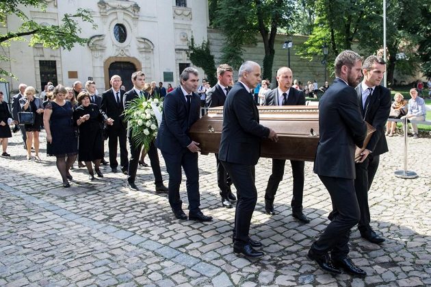 Smuteční průvod při posledním rozloučení s Rudolfem Baťou.