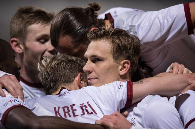 Fotbalisté Sparty Praha oslavují vítězný gól Bořka Dočkala (vpravo) v zápase s Duklou Praha.