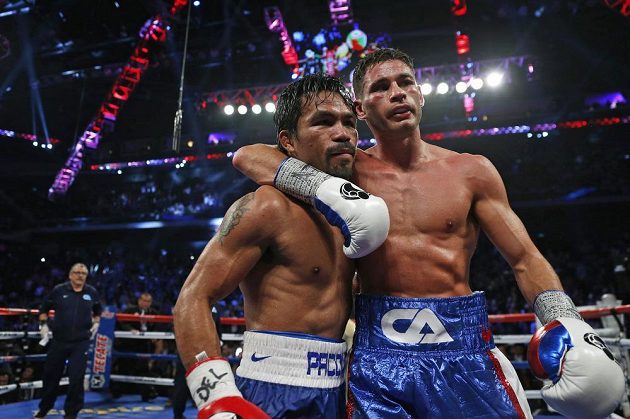 Pacquiao (vlevo) a Algieri po vzájemném duelu o titul mistra světa ve velterové váze organizace WBO.