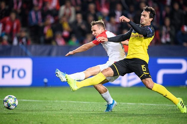 Stanislav Tecl ze Slavie Praha a Mats Hummels z Dortmundu během utkání základní skupiny Ligy mistrů.