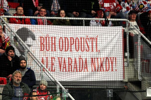 Transparent mezi fanoušky Třince během čtvrtfinále hokejového play off s Pardubicemi.