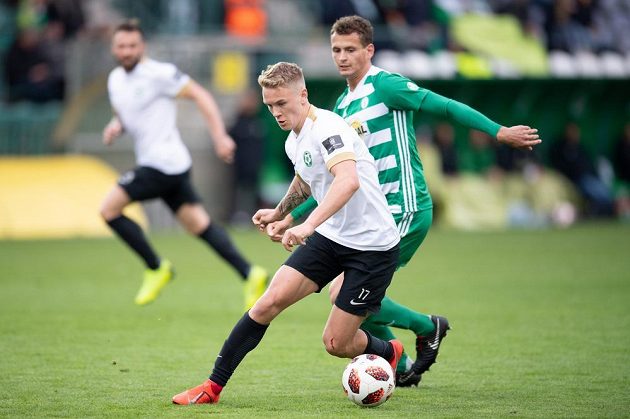 Jan Matoušek z Příbrami a Lukáš Hůlka z Bohemians během utkání nadstavby Fortuna ligy ve skupině o záchranu.