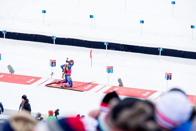 Gabriela Soukalová se připravuje ke střelbě na střelnici na MS v Holmenkollenu.