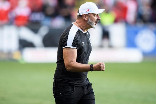 Trenér Slavie Praha Jindřich Trpišovský během utkání ve skupině o titul proti Plzni