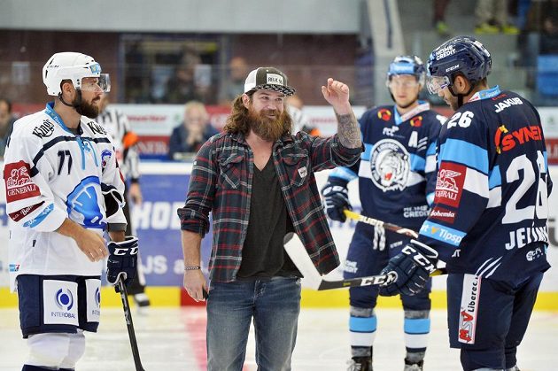 Slavnostního vhazování zápasu Plzeň - Liberec se ujal bývalý hráč Plzně Ryan Hollweg.