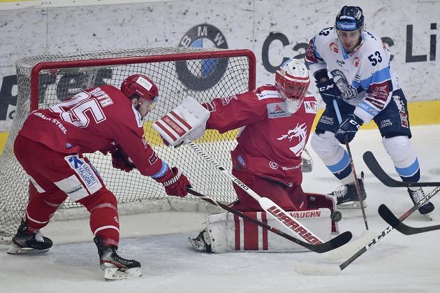Třinecký hokejista Vladimír Roth a brankář Ocelářů Šimon Hrubec se snaží v úvodním finále extraligy zabránit ve skórování soupeři z Liberce. Prosadit se snaží Jaroslav Vlach.