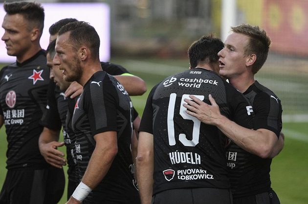 Petr Ševčík ze Slavie (vpravo) přijímá gratulaci ke gólu od spoluhráčů během utkání v Mladé Boleslavi.