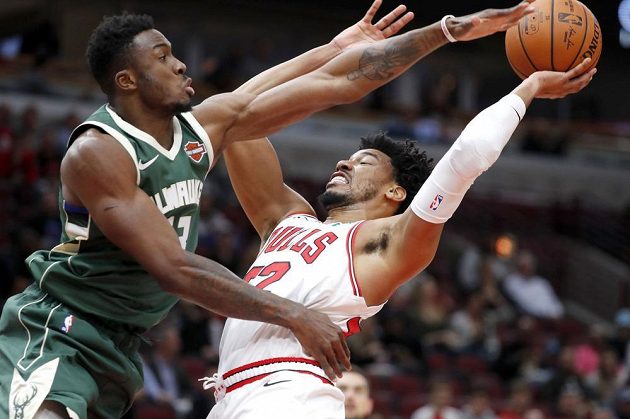Basketbalista Milwaukee Bucks Thanasis Antetokounmpo se snaží ubránit Otto Portera Jr. z Chicaga během přípravného utkání na nový ročník NBA.