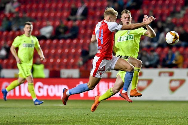 Karvinský fotbalista Ján Krivák a Mick van Buren ze Slavie v akci během čtvrtfinále fotbalového poháru.