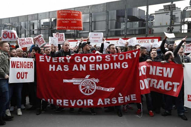 Fanoušci Arsenalu mají jasno, francouzský manažer Arséne Wenger by se měl z klubu poroučet. Nejlépe ihned.