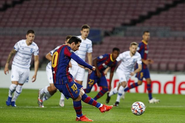 Lionel Messi z Barcelony střílí z penalty úvodní gól zápasu Ligy mistrů s Dynamem Kyjev.
