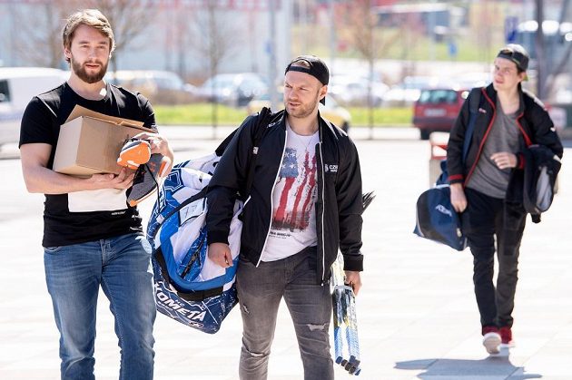 Hynek Zohorna (vlevo) a Jan Štencel přicházejí na sraz hokejové reprezentace před přípravnými zápasy s Německem.
