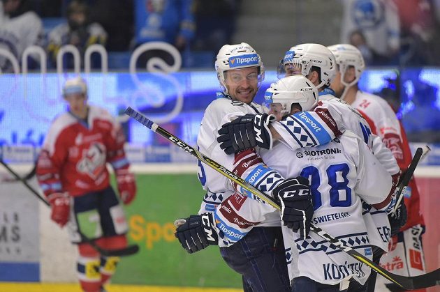 Hokejisté Plzně oslavují první gól v zápase s Pardubicemi, který vstřelil Petr Kodýtek (88).