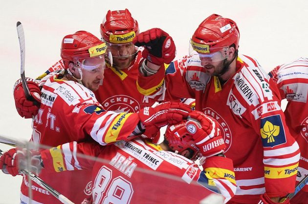 Radost třineckých hokejistů ze vstřeleného gólu Spartě ve druhém semifinále play off.