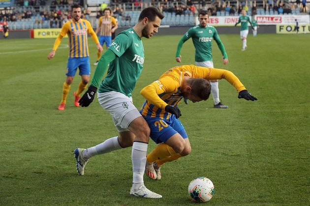 Zleva Vojtěch Kubista z Jablonce, Karol Mondek z Opavy v utkání 19. kola první ligy.