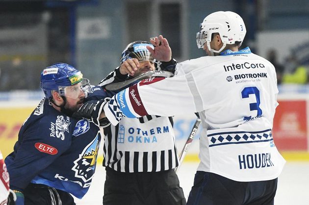 Dohrávka 1. kola hokejového Poháru Generali České pojišťovny. Zleva Nicolas Hlava z Kladna a Michal Houdek z Plzně.