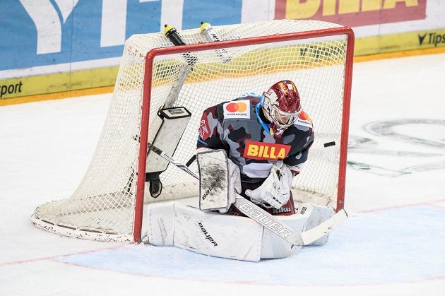 Brankář Sparty Praha Tapani Sami Aittokallio inkasuje gól během extraligového utkání s Vítkovicemi.