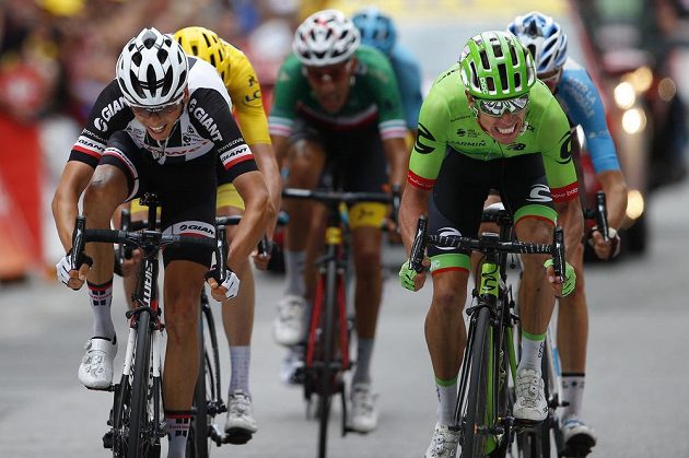 Kolumbijec Rigoberto Urán (vpravo) si dospurtoval pro vítězství v 9. etapě Tour de France. Ve fotofiniši skončil druhý domácí Warren Barguil (vlevo).