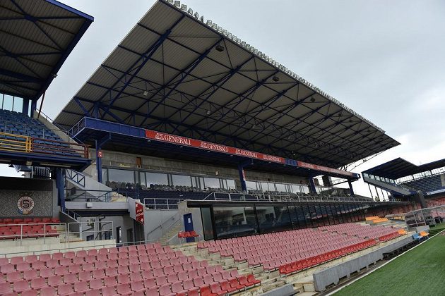 Hlavní tribuna stadiónu pražské Sparty během zimní rekonstrukce. V horní části tribuny jsou nové Sky Boxy a nové sedačky. Původní VIP prostory ve spodní části jsou přebudované a mají nová skla.
