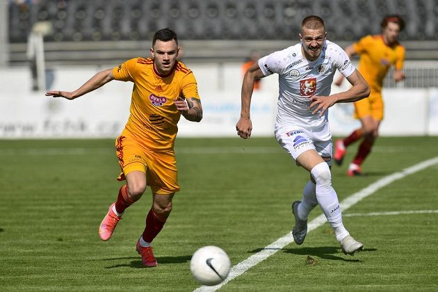 Zleva Daniel Souček z Dukly a Daniel Vašulín z Hradce Králové během utkání druhé ligy.