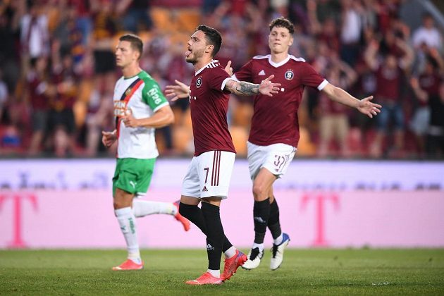 Záložník Sparty David Moberg Karlsson proměnil penaltu a Letenští v odvetném utkání 2. předkola Ligy mistrů vedla nad Rapidem Vídeň.