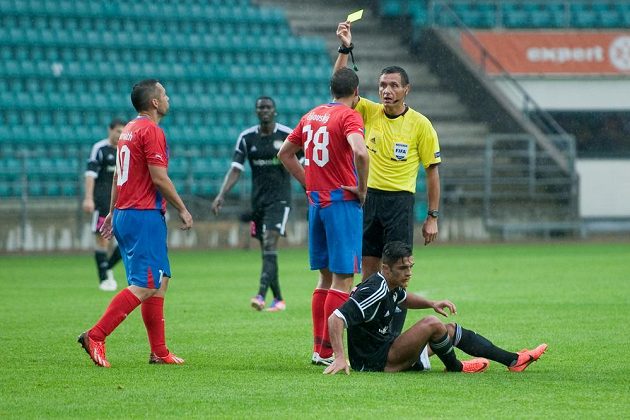 Plzeňský stoper Marián Čišovský obdržel žlutou kartu. Vlevo přihlíží kapitán Viktorie Pavel Horváth.