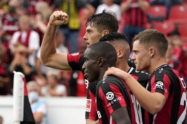 Bombarďák Patrik Schick slaví se spoluhráči z Leverkusenu. Český útočník si připsal další bundesligový gól.