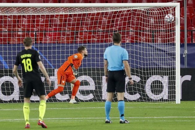 Brankář Tomáš Vaclík ze Sevilly sleduje, jak míč po střele Magomeda Sulejmanova z Krasnodaru končí v jeho síti.