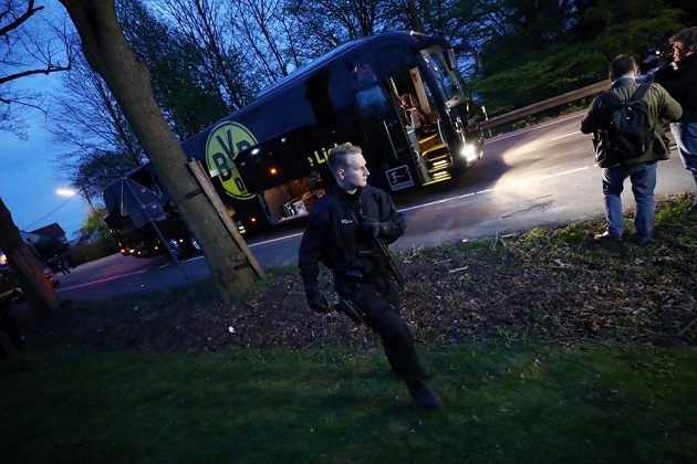 Policisté prohledávají okolí poškozeného autobusu fotbalistů Dortmundu před utkáním Ligy mistrů.
