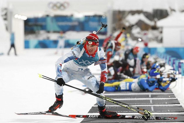 Michal Krčmář odjíždí ze střelecké položky během olympijského stíhacího závodu.