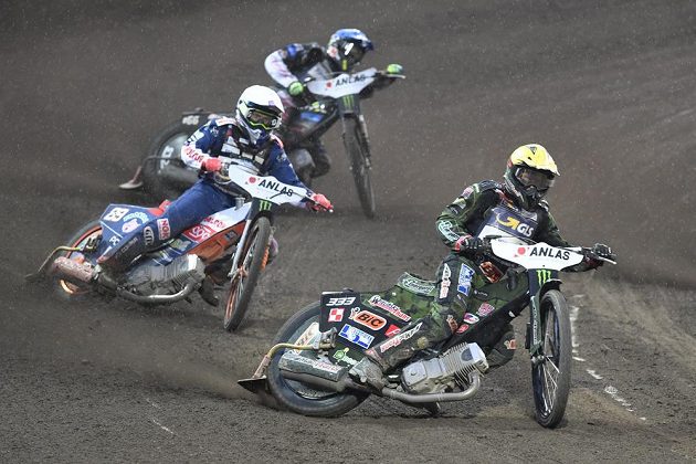 Plochodrážní GP v Praze vyhrál Kolodziej. Na snímku jsou (zpředu) Janusz Kolodziej z Polska, Emil Sajfutdinov z Ruska a Fredrik Lindgren ze Švédska.