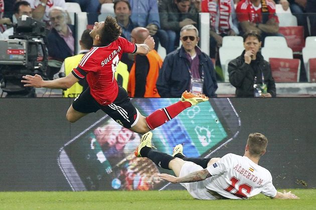 Sevillský Alberto Moreno zastavuje Miralema Sulejmaniho z Benfiky ve finále EL.