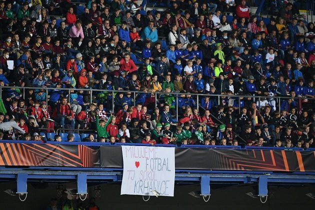 Sparta was encouraged by children in the auditorium of the Letna stadium