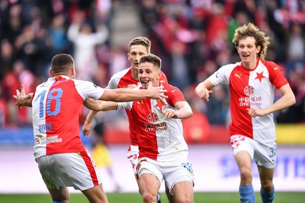 Euforie v podání fotbalistů Slavie. V ligovém šlágru nad Plzní sešívaní jasně vyhráli.