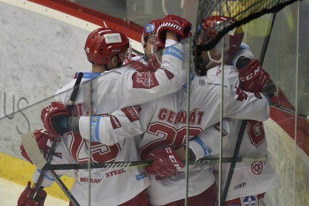 Třinečtí hokejistů se radují z prvního gólu, který vstřelil do vítkovické branky Martin Adamský.