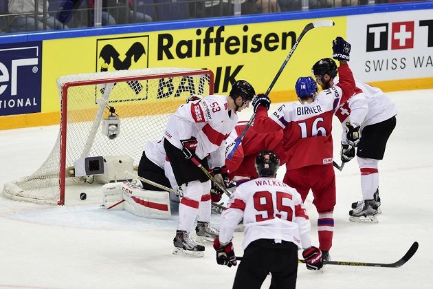 Český útočník Michal Birner (č. 16) se raduje z vyrovnávacího gólu proti Švýcarsku.