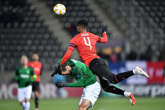Jablonecký útočník Martin Doležal dostal v souboji se stoperem Rennes Edsonem Mexerem v utkání Evropské ligy pořádně naloženo.